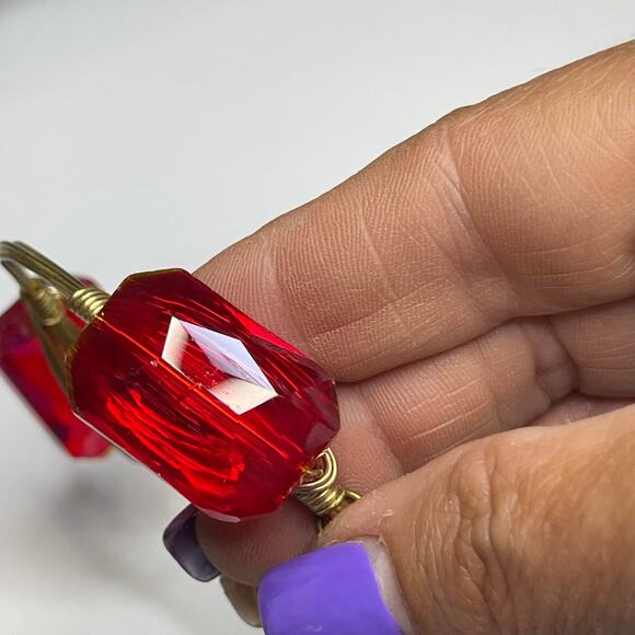 BOURBON & BOWETIES gold tone bracelet bangle red faceted signed jewelry wire - Picture 4 of 8